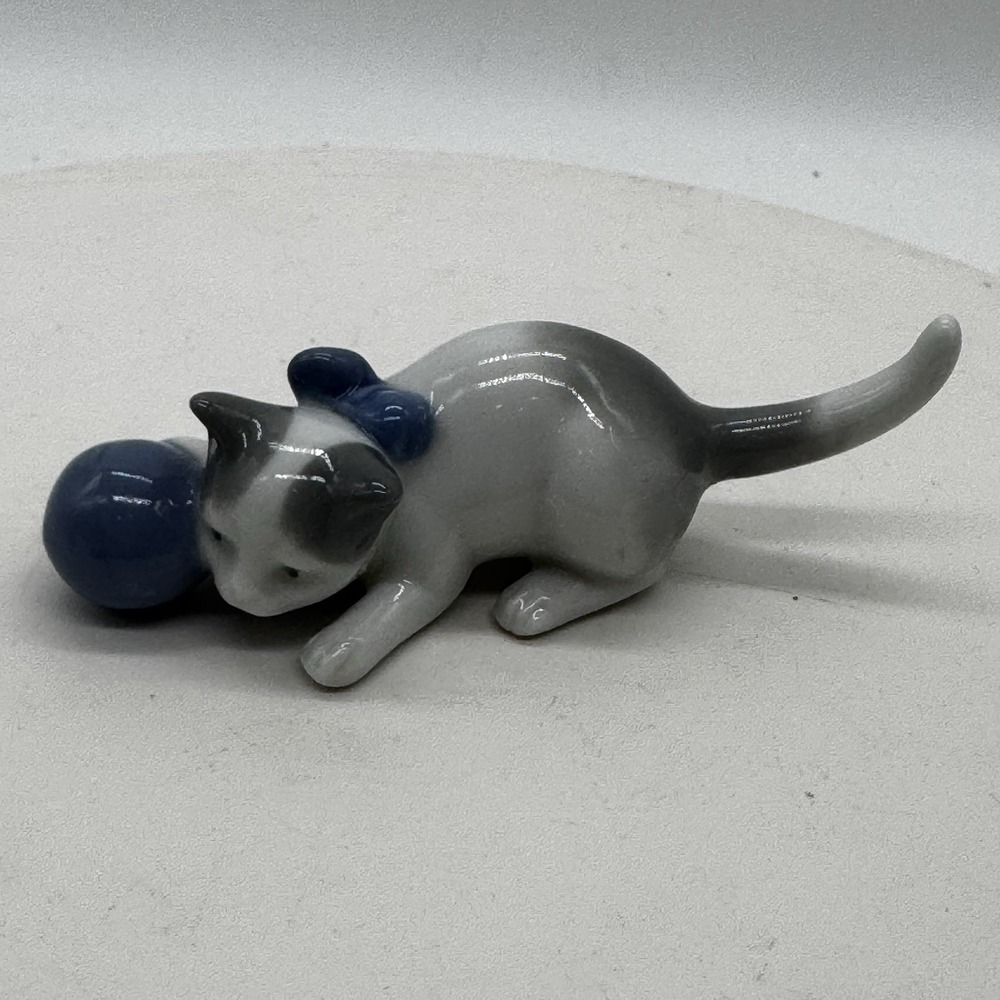 Metzler & Ortloff Germany Mini Porcelain Cat Blue Bow & Ball Figurine Vtg